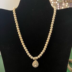 Lustrous Pearl Necklace with Sparkling Pendant